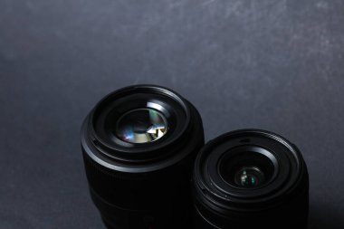 Siyah arka planda profesyonel fotoğraf ya da video lensler. Fotoğraf ekipmanı.