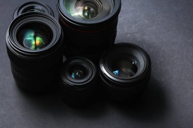 Siyah arka planda profesyonel fotoğraf ya da video lensler seti. Fotoğraf ekipmanı.