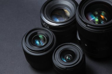 Siyah arka planda profesyonel fotoğraf ya da video lensler seti. Fotoğraf ekipmanı.
