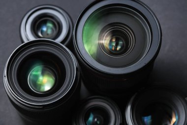 Siyah arka planda profesyonel fotoğraf ya da video lensler seti. Fotoğraf ekipmanı.