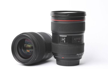 Beyaz arka planda profesyonel fotoğraf lensleri. Fotoğraf ekipmanı.