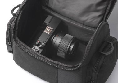 Beyaz arka planda siyah kamera çantası