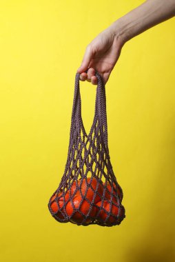 Sarı arka planda mandalinalı telli çanta..