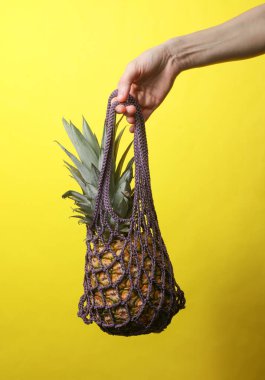 Sarı arka planda Ananas 'ı iple sarmaladık.