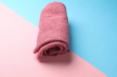 Mavi pembe arka planda havlu rulosu