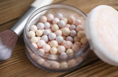 Tahta arka planda fırçalı göz farı topları