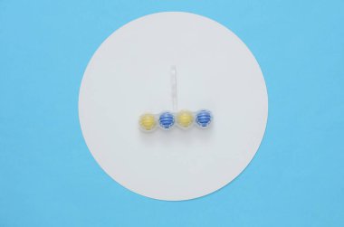 Mavi arka planda tuvalet temizleyicisi, daire şeklinde. Üst görünüm