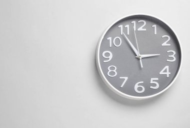 Gri arkaplanda büyük yuvarlak duvar saati