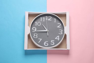 Pembe mavi arkaplanda yeni yuvarlak duvar saati
