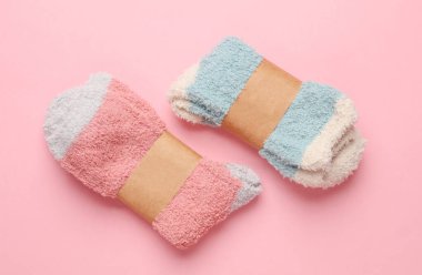 Pembe arka planda paketlenmiş yeni çoraplar
