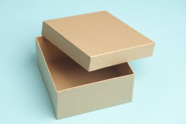 Mavi arkaplanda Kraft karton kutu