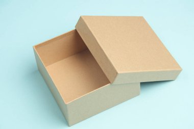 Mavi arkaplanda Kraft karton kutu