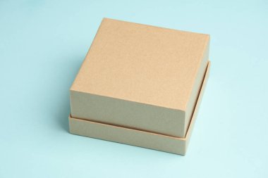 Mavi arkaplanda Kraft karton kutu