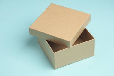 Mavi arkaplanda Kraft karton kutu