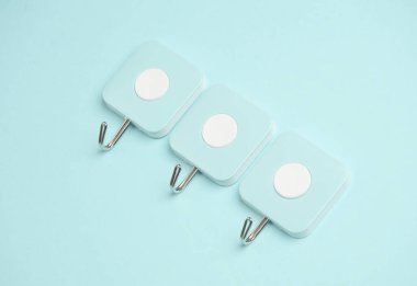 Mutfak veya banyo için askıları mavi arka plana asar