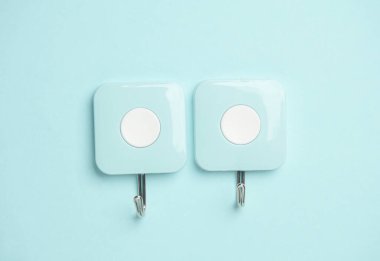 Mutfak veya banyo için askıları mavi arka plana asar