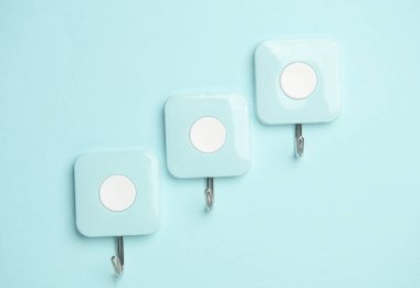 Mutfak veya banyo için askıları mavi arka plana asar