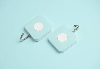 Mutfak veya banyo için askıları mavi arka plana asar