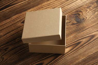 Tahta bir arka planda Kraft karton kutu