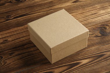 Tahta bir arka planda Kraft karton kutu