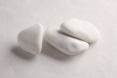 Beton Arkaplanda Beyaz Çakıl Taşları