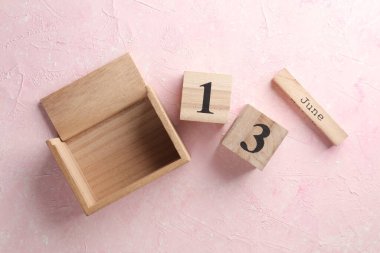 Ahşap blok takvimi ve pembe beton arka planda tarih 13 Haziran