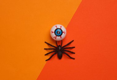 Minimalist cadılar bayramı hala göz ve örümceklerle dolu.