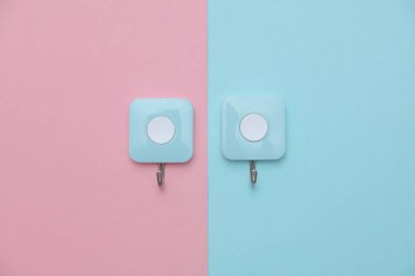 Mutfak ya da banyo için mavi pastel arka planda duvar kancaları.