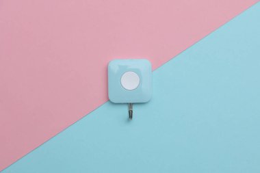 Mutfak için duvar kancası ya da pembe mavi pastel arka planda banyo.