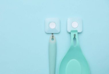 Mutfak aletleri kancalarda asılı. Mavi arkaplan