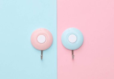 Mutfak için duvar kancaları ya da pembe mavi pastel arka planda banyo.