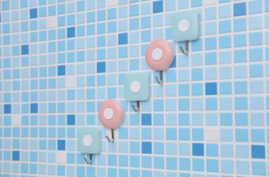 Mutfak için duvar kancaları ya da mavi kaplama arka planda banyo.