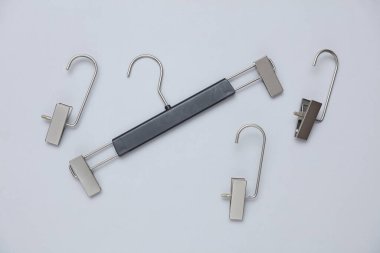 Beyaz arka planda pantolon ya da pantolon askısı