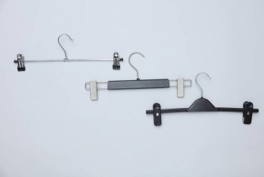 Beyaz arka planda pantolon ya da pantolon askısı