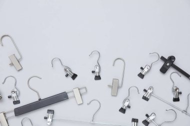 Beyaz arka planda pantolon ya da pantolon askısı