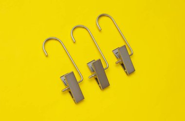 Sarı arka planda pantolon ya da pantolon askısı