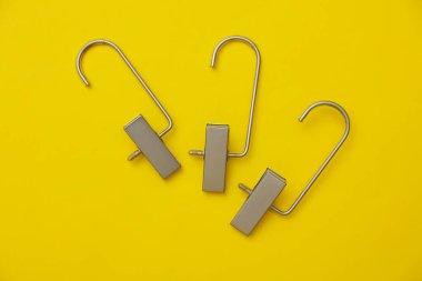 Sarı arka planda pantolon ya da pantolon askısı