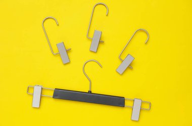 Sarı arka planda pantolon ya da pantolon askısı