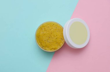 Mavi-pembe arka planda bir kavanoz fırça. Üst görünüm