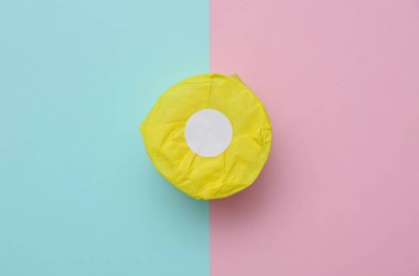 Pembe arka planda beyaz etiketli kağıt ürünü ambalajı. Üst görünüm