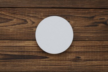 Beyaz yuvarlak boş bardak altlığı Ahşap arka planda bir model
