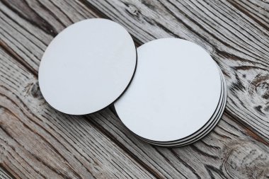 Beyaz yuvarlak boş bardak altlıkları beyaz arkaplanda modelleme