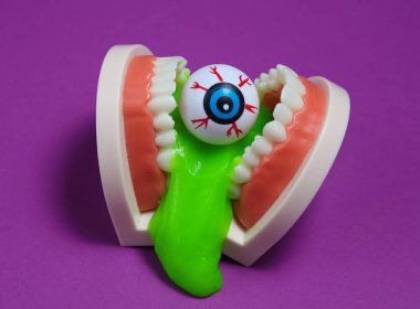 Cadılar Bayramı mor arka planda göz ve balçık ile çene natürmort yaşam