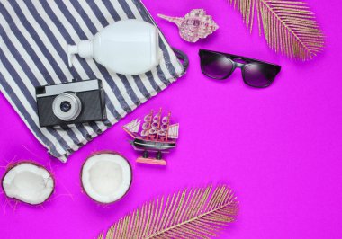 Yaz kreatif geçmişi. Plaj çizgili çanta, pembe arka planda aksesuarlar. Üst Manzara. Düz yatıyordu