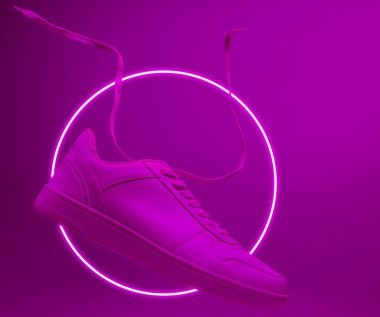 Uçan bağcıklı spor ayakkabılar. Violet neon dairesi. Geçmişe dönük gelecekçilik. 1980 'ler