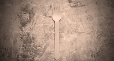 Gri beton arka planda çevre dostu tahta çatallar. Üst görünüm