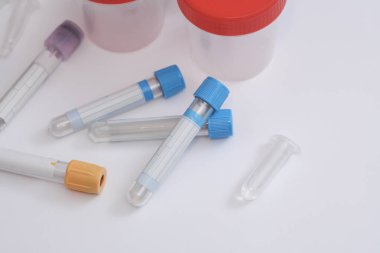 Tıbbi test tüpleri ve kavanozları beyaz arka planda test için