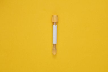 Sarı arka planda tıbbi boş kan tüpü