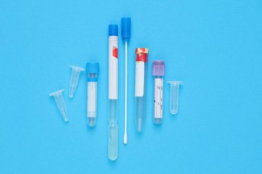 Mavi Arkaplanda Çeşitli Boş Tıbbi Laboratuvar Test Tüpleri