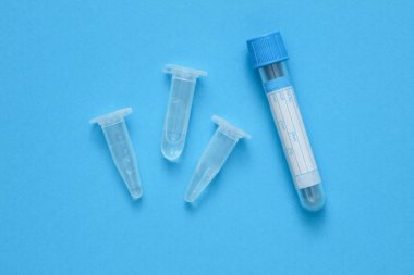 mavi arka plan üzerinde tıbbi test tüpleri